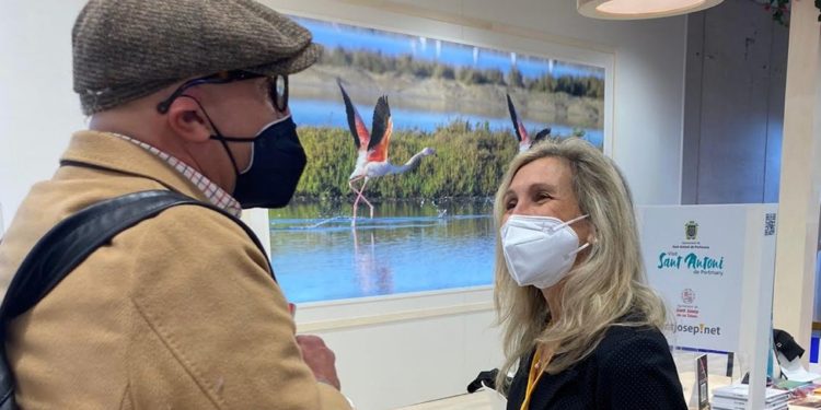 La alcaldesa Carmen Ferrer en el segundo día de Fitur 2022. Ayuntamiento de Santa Eulària.