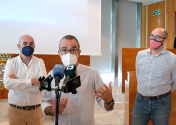 Imagen de archivo del conseller balear de Transición Energética, Juan Pedro Yllanes (en el centro), en el Consell de Eivissa.