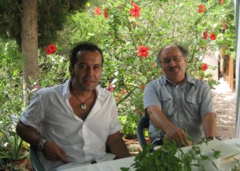 Alfredo Rodríguez y Antonio Colinas en la casa del poeta en Ibiza en una imagen de hace unos años.