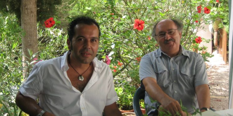 Alfredo Rodríguez y Antonio Colinas en la casa del poeta en Ibiza en una imagen de hace unos años.