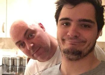 Mark Garland con su hijo Ben, en una imagen con la que quieren recordar los buenos tiempos familiares.