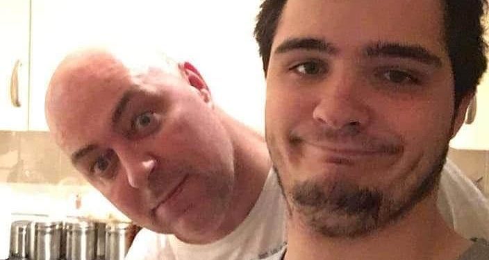 Mark Garland con su hijo Ben, en una imagen con la que quieren recordar los buenos tiempos familiares.