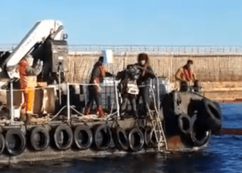 Buzos haciendo tareas de reflote y descontaminación. Imagen Ports de Balears