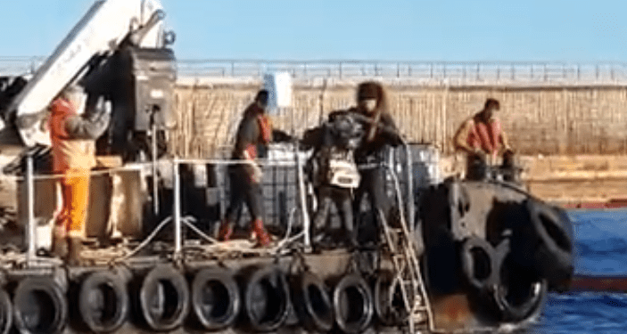 Buzos haciendo tareas de reflote y descontaminación. Imagen Ports de Balears