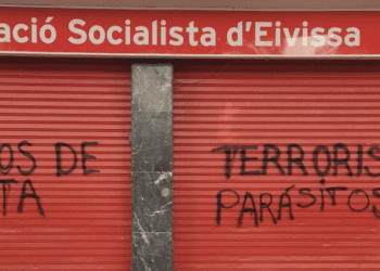 Imagen de las pintadas difundida por el alcalde de Ibiza, Rafa Ruiz.