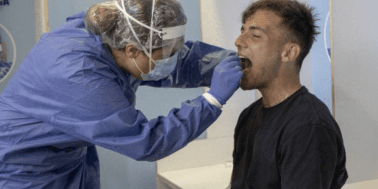 PCR a un jugador de la UD Ibiza en una imagen de archivo. UD Ibiza.