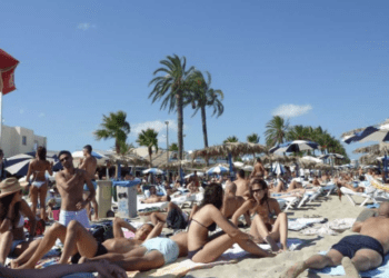 Imagen de archivo de turistas en Platja d’en Bossa. Foto: David Ramos.