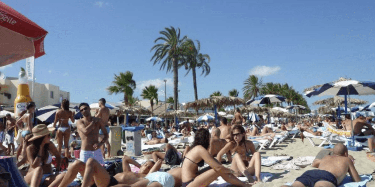 Imagen de archivo de turistas en Platja d’en Bossa. Foto: David Ramos.