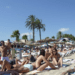 Imagen de archivo de turistas en Platja d’en Bossa. Foto: David Ramos.