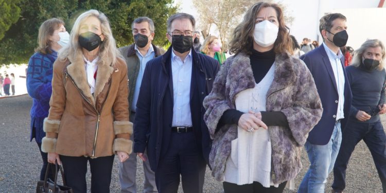 Carmen Ferrer, Josep Marí Ribas y Francina Armengol, hoy en una de las visitas que ha hecho por la isla la presidenta. Foto Govern