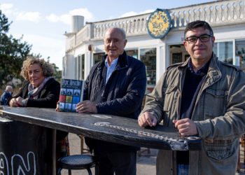 Neus Escandell, Pepe Roselló y Xescu Prats, con el libro 'Pepe Roselló. La Ibiza vivida). Foto de Toni Escobar