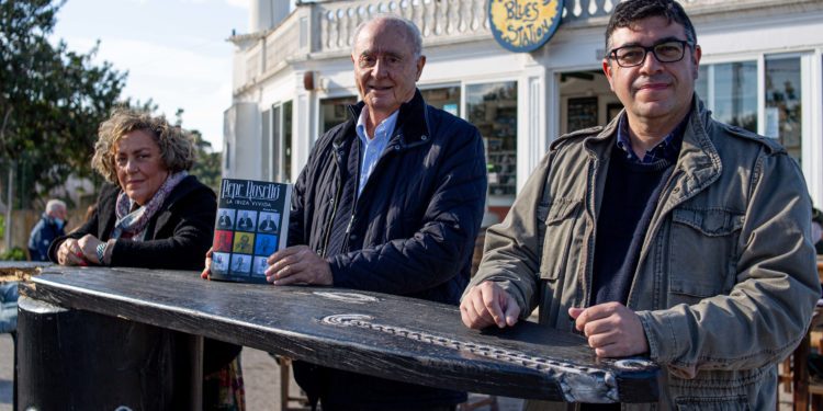 Neus Escandell, Pepe Roselló y Xescu Prats, con el libro 'Pepe Roselló. La Ibiza vivida). Foto de Toni Escobar
