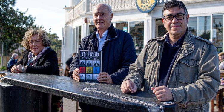 Neus Escandell, Pepe Roselló y Xescu Prats, el equipo que ha creado 'Pepe Roselló. La Ibiza vivida). Foto de Toni Escobar