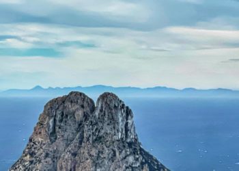 Es Vedrà, con la costa de Dénia al fondo. Imagen de Neus Prats