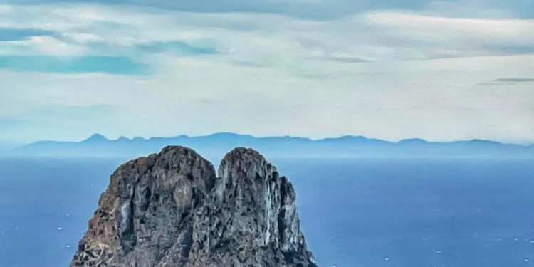 Es Vedrà, con la costa de Dénia al fondo. Imagen de Neus Prats