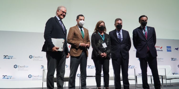 Una imagen de los participantes en el foro, con Francina Armengol en el centro y Abel Matutes a la derecha de la imagen.