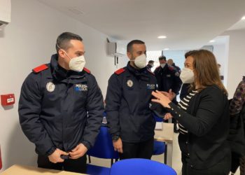 Mercedes Garrido saluda a dos de los jóvenes que reciben la formación.