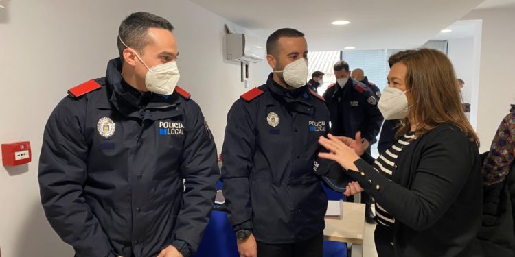Mercedes Garrido saluda a dos de los jóvenes que reciben la formación.