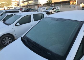 Coches con las lunas heladas a primera hora de hoy viernes en Ibiza.