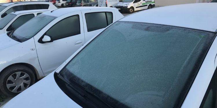 Coches con las lunas heladas a primera hora de hoy viernes en Ibiza.