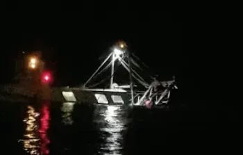Captura del vídeo de IB3 del barco hundiéndose tras la fuerte colisión contra el espigón a la salida del puerto de Ibiza.