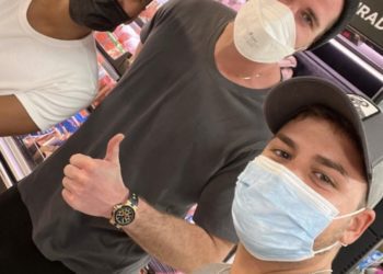 Liam Hemsworth en el Mercadona con fans