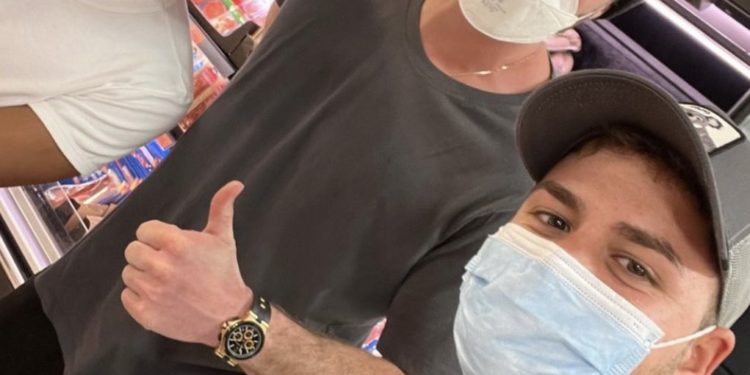 Liam Hemsworth en el Mercadona con fans