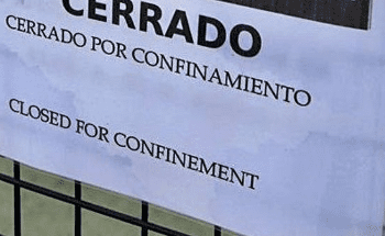 Imagen de archico de un cartel de 'cerrado por confinamiento'