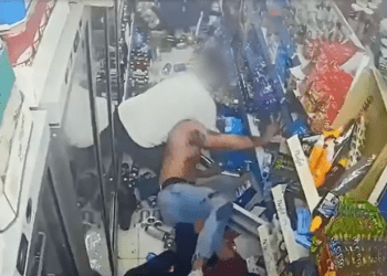 Imagen del hombre tendido en el local, en una imagen de la Policía Nacional