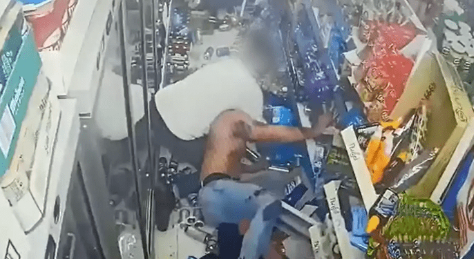 Imagen del hombre tendido en el local, en una imagen de la Policía Nacional