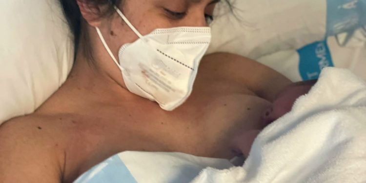 Jamyla con la pequeña Ella en Formentera.