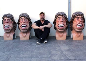 Raúl Moya con los cabezudos de Mick Jagger para la Flower Power. Foto Raúl Moya