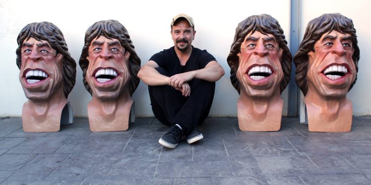 Raúl Moya con los cabezudos de Mick Jagger para la Flower Power. Foto Raúl Moya