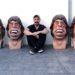 Raúl Moya con los cabezudos de Mick Jagger para la Flower Power. Foto Raúl Moya