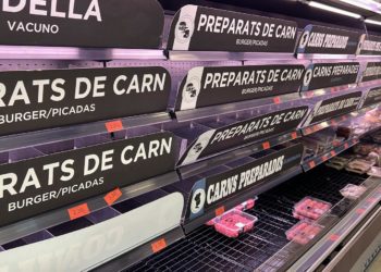 Lineales de carne vacíos en un supermercado de Ibiza.