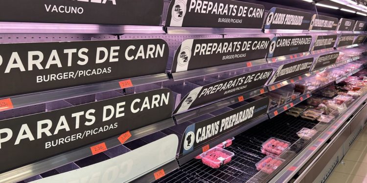 Lineales de carne vacíos en un supermercado de Ibiza.
