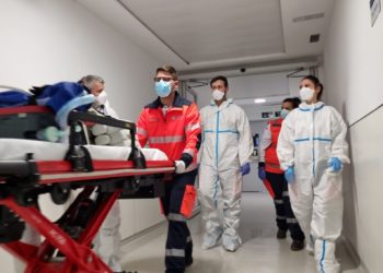 Traslado de un paciente UCI de Can Misses a la Policlínica, hoy. Foto Área de Salud de Ibiza y Formentera