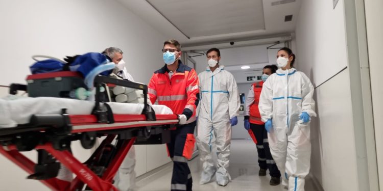 Traslado de un paciente UCI de Can Misses a la Policlínica, hoy. Foto Área de Salud de Ibiza y Formentera