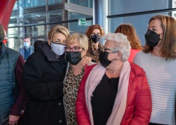 La ministra Yolanda Díaz abraza a la vicepresidenta de Unión Kellys Baleares, ayer en Madrid en presencia de Francina Armengol, a la derecha de la imagen.
