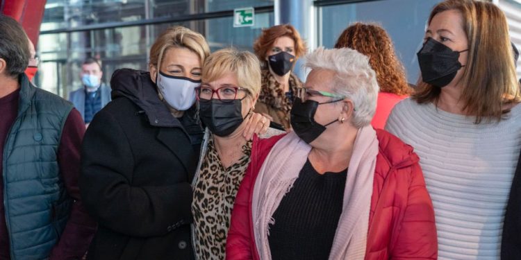 La ministra Yolanda Díaz abraza a la vicepresidenta de Unión Kellys Baleares, ayer en Madrid en presencia de Francina Armengol, a la derecha de la imagen.