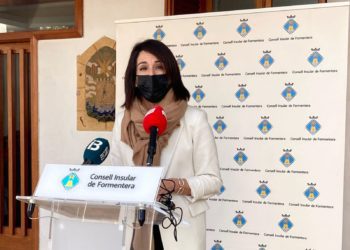Imagen de archivo de la presidenta del Consell, Ana Juan, en rueda de prensa. Consell de Formentera.