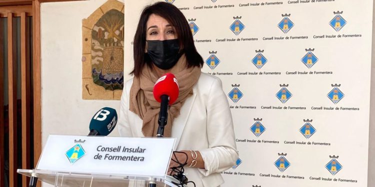 Imagen de archivo de la presidenta del Consell, Ana Juan, en rueda de prensa. Consell de Formentera.