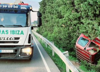 Imagen del vehículo volcado.