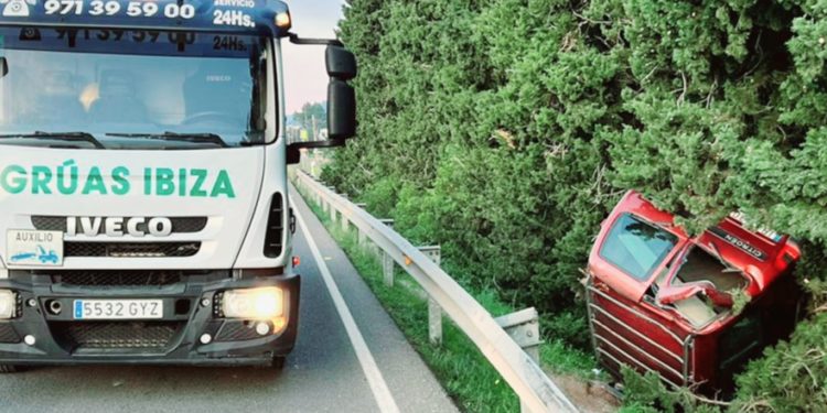 Imagen del vehículo volcado.