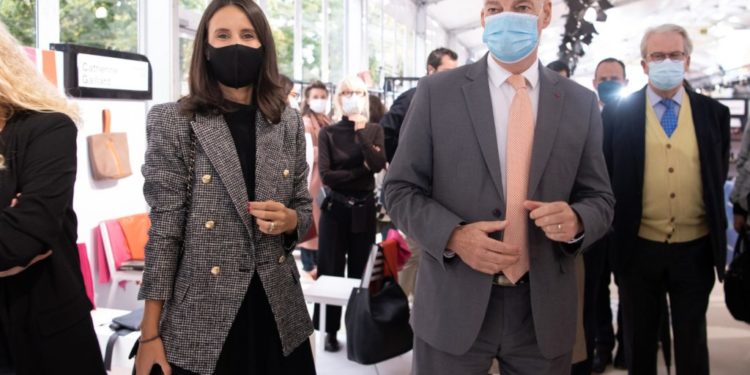 A la izquierda, la consellera insular Maria Fajarnés en una imagen de archivo.