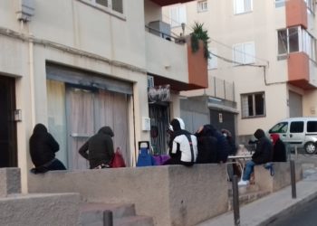 Personas esperando en un a imagen de archivo a que abra el local de La voz de los que nadie quiere escuchar para recoger alimentos y productos básicos. Foto Cristóbal