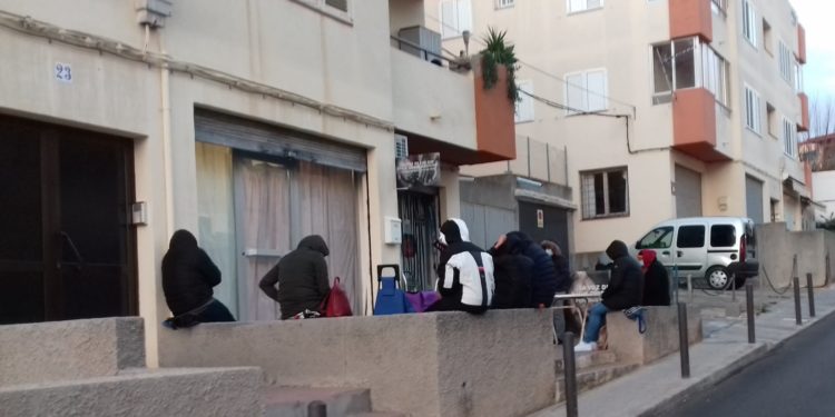 Personas esperando en un a imagen de archivo a que abra el local de La voz de los que nadie quiere escuchar para recoger alimentos y productos básicos. Foto Cristóbal