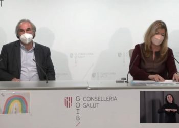 Los consellers baleares de Educación y Sanidad durante la rueda de prensa de este martes.