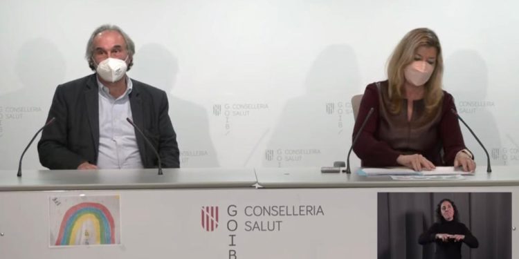 Los consellers baleares de Educación y Sanidad durante la rueda de prensa de este martes.