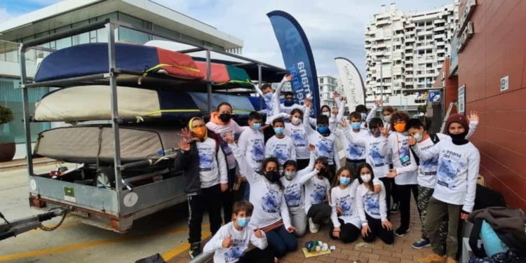 Alumnos del CEIP Sant Rafel este lunes. Imagen cedida por el Club Nàutic de Sant Antoni.